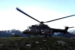 Le Super Puma de l'Armée suisse au Col Termin, où a été secourue l'Américaine de 77 ans